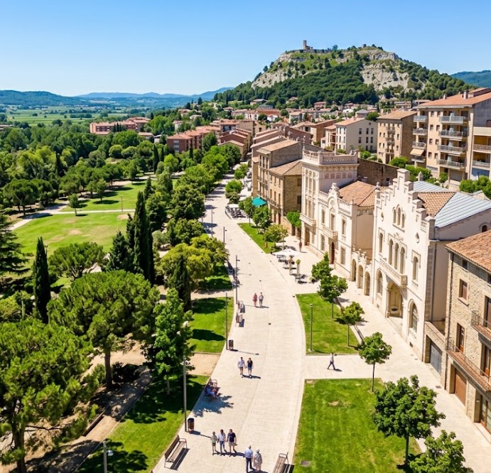Vistas del Turó del Castell, el Parc de les Feixes y el entorno urbano de Tona en Barcelona